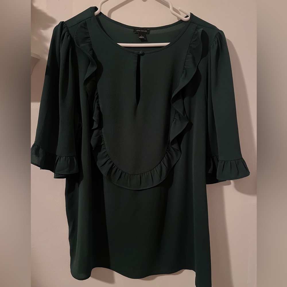 Ann Taylor Women’s Large Hunter Green Short Flutter Sleeve Top W/ button Slit